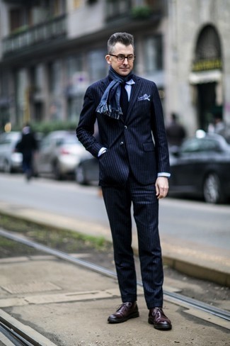 50 Jährige: Dunkelrote Chukka-Stiefel aus Leder kombinieren – 6 Herren Outfits