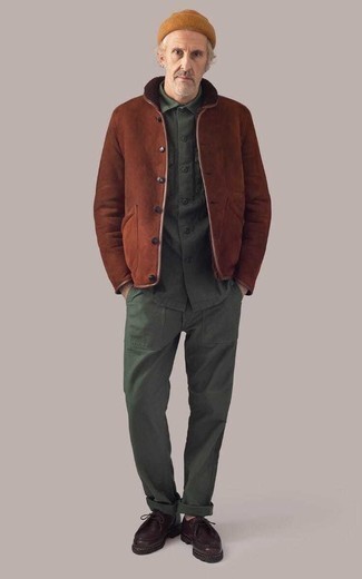 50 Jährige: Dunkelrote Chukka-Stiefel aus Leder kombinieren – 6 Herren Outfits
