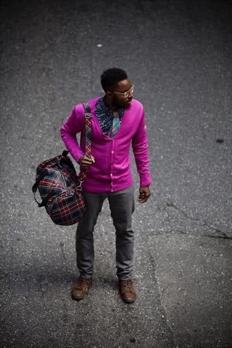 Dunkelrote Leder Reisetasche kombinieren – 7 Herren Outfits