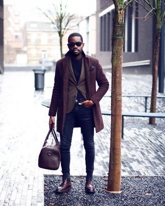Dunkelrote Leder Reisetasche kombinieren – 7 Herren Outfits
