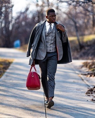 Dunkelrote Leder Reisetasche kombinieren – 7 Herren Outfits