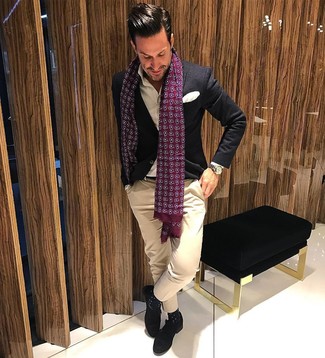 Dunkelroten Schal mit Paisley-Muster kombinieren – 12 Herren Outfits