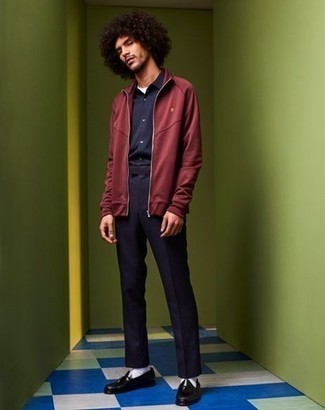 Welche T-Shirts mit einem Rundhalsausschnitt mit dunkelroten Pullovers mit einem Reißverschluß zu tragen – 8 Herren Outfits