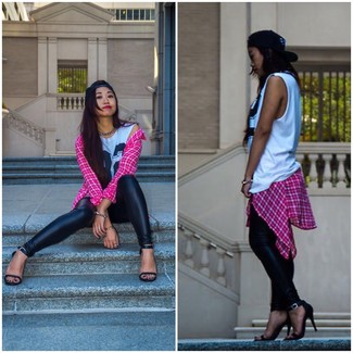 Rosa Businesshemd mit Schottenmuster kombinieren – 3 Damen Outfits: Tragen Sie ein rosa Businesshemd mit Schottenmuster zu schwarzen Lederleggings, um einen lockeren Look zu erhalten. Schwarze Leder Sandaletten sind eine ideale Wahl, um dieses Outfit zu vervollständigen.