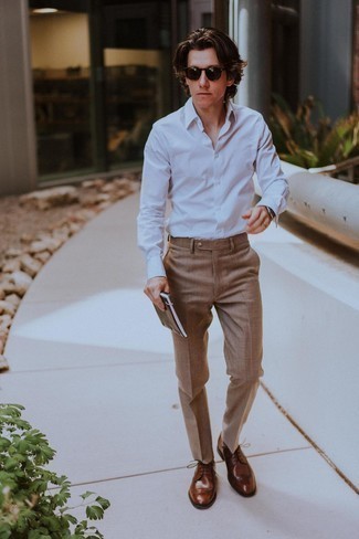 Braune Leder Brogues kombinieren – 500+ Herren Outfits: Kombinieren Sie ein weißes vertikal gestreiftes Businesshemd mit einer braunen Anzughose für eine klassischen und verfeinerte Silhouette. Fühlen Sie sich mutig? Vervollständigen Sie Ihr Outfit mit braunen Leder Brogues.