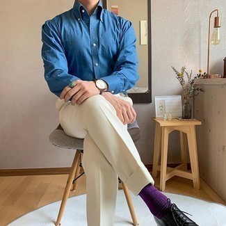30 Jährige: Hellviolette Socken kombinieren – 76 Elegante Sommer Herren Outfits: Ein blaues Chambray Businesshemd und hellviolette Socken sind eine ideale Outfit-Formel für Ihre Sammlung. Setzen Sie bei den Schuhen auf die klassische Variante mit schwarzen Leder Derby Schuhen. Schon ergibt sich ein stylisches Sommer-Outfit.