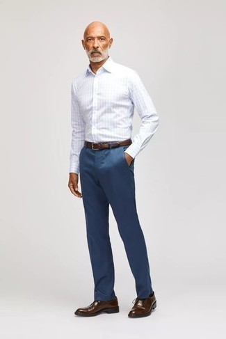 50 Jährige: Blaue Hose kombinieren – 500+ Herren Outfits: Tragen Sie ein weißes Businesshemd mit Karomuster und eine blaue Hose für einen stilvollen, eleganten Look. Putzen Sie Ihr Outfit mit dunkelbraunen Leder Derby Schuhen.