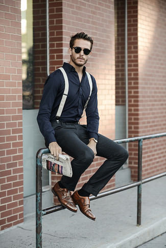 Hellbeige Hosenträger kombinieren – 37 Herren Outfits: Ein dunkelblaues Businesshemd und ein hellbeige Hosenträger sind eine gute Outfit-Formel für Ihre Sammlung. Setzen Sie bei den Schuhen auf die klassische Variante mit braunen Doppelmonks aus Leder.