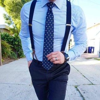 hellblaues Businesshemd, dunkelblaue vertikal gestreifte Anzughose, dunkelblaue und weiße gepunktete Krawatte, dunkelblauer Hosenträger für Herren