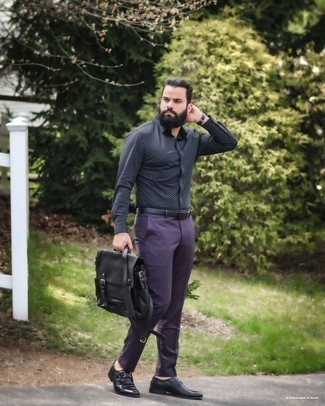 Schwarzes Businesshemd kombinieren – 330 Herren Outfits: Etwas Einfaches wie die Wahl von einem schwarzen Businesshemd und einer violetten Anzughose kann Sie von der Menge abheben. Fühlen Sie sich mutig? Entscheiden Sie sich für schwarzen Monks aus Leder.