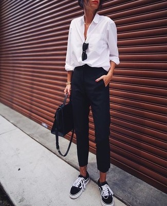 Armband kombinieren – 500+ Damen Outfits: Tragen Sie ein weißes Businesshemd zu einem Armband, um einen legeren Look zu schaffen. Vervollständigen Sie Ihr Look mit schwarzen niedrigen Sneakers.
