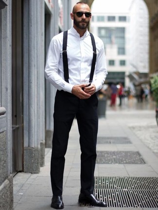 Wie schwarzen Hosenträger mit weißen Businesshemdes zu kombinieren – 25 Herren Outfits warm Wetter: Für ein bequemes Couch-Outfit, paaren Sie ein weißes Businesshemd mit einem schwarzen Hosenträger. Komplettieren Sie Ihr Outfit mit schwarzen Leder Oxford Schuhen, um Ihr Modebewusstsein zu zeigen.
