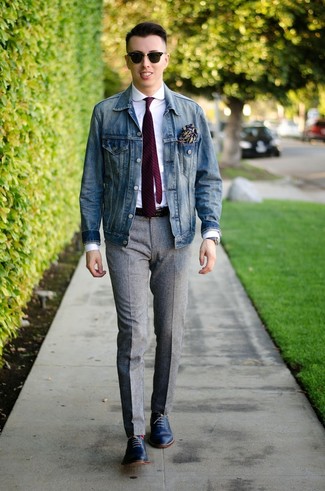 30 Jährige: Dunkellila vertikal gestreifte Krawatte kombinieren – 5 Elegante Herren Outfits: Entscheiden Sie sich für ein weißes Businesshemd und eine dunkellila vertikal gestreifte Krawatte für eine klassischen und verfeinerte Silhouette. Dunkelblaue Leder Oxford Schuhe sind eine perfekte Wahl, um dieses Outfit zu vervollständigen.