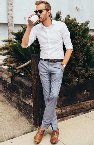 Braune Oxford Schuhe kombinieren – 500+ Herren Outfits warm Wetter: Entscheiden Sie sich für einen klassischen Stil in einem weißen Businesshemd und einer grauen Anzughose. Komplettieren Sie Ihr Outfit mit braunen Oxford Schuhen.