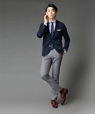 20 Jährige: Oxford Schuhe kombinieren – 189 Herren Outfits warm Wetter: Kombinieren Sie ein weißes Businesshemd mit einer grauen Anzughose, um vor Klasse und Perfektion zu strotzen. Ergänzen Sie Ihr Look mit Oxford Schuhen.