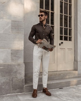Braunes Businesshemd kombinieren – 60 Herren Outfits: Entscheiden Sie sich für ein braunes Businesshemd und eine weiße Anzughose, um vor Klasse und Perfektion zu strotzen. Braune Leder Oxford Schuhe sind eine perfekte Wahl, um dieses Outfit zu vervollständigen.