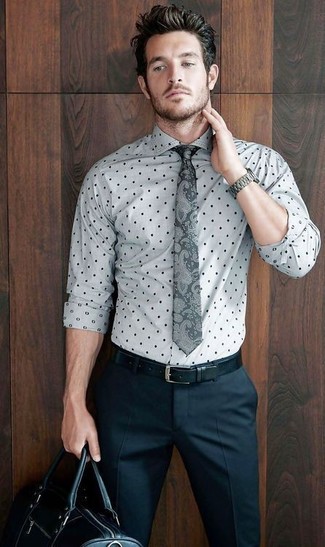 Graues gepunktetes Businesshemd kombinieren – 5 Herren Outfits: Kombinieren Sie ein graues gepunktetes Businesshemd mit einer dunkelblauen Anzughose, um vor Klasse und Perfektion zu strotzen.