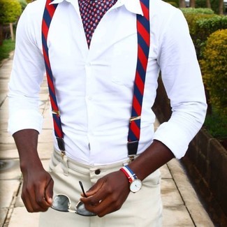 30 Jährige: Dunkelroten Schal kombinieren – 200 Herren Outfits: Ein weißes Businesshemd und ein dunkelroter Schal vermitteln eine sorglose und entspannte Atmosphäre.
