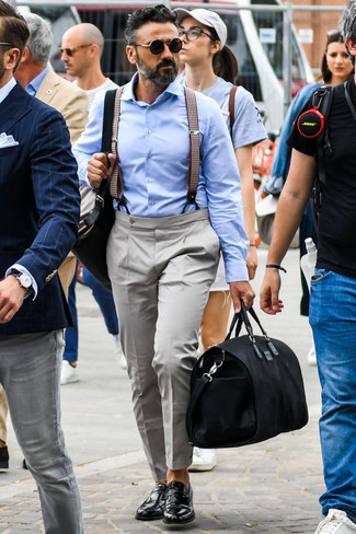 Dunkelbraunen Hosenträger kombinieren – 94 Herren Outfits: Kombinieren Sie ein hellblaues Businesshemd mit einem dunkelbraunen Hosenträger für einen entspannten Wochenend-Look. Ergänzen Sie Ihr Outfit mit schwarzen Leder Slippern, um Ihr Modebewusstsein zu zeigen.