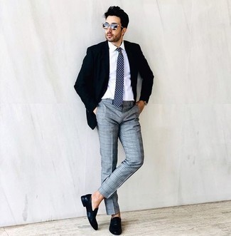 30 Jährige: Dunkelblaue bedruckte Krawatte kombinieren – 302 Elegante Herren Outfits: Paaren Sie ein weißes Businesshemd mit einer dunkelblauen bedruckten Krawatte, um vor Klasse und Perfektion zu strotzen. Fühlen Sie sich ideenreich? Wählen Sie schwarzen Leder Slipper.