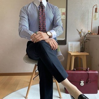 30 Jährige: Dunkelrote bedruckte Krawatte kombinieren – 141 Elegante Herren Outfits: Vereinigen Sie ein weißes und dunkelblaues vertikal gestreiftes Businesshemd mit einer dunkelroten bedruckten Krawatte für eine klassischen und verfeinerte Silhouette. Schwarze Leder Slipper sind eine ideale Wahl, um dieses Outfit zu vervollständigen.