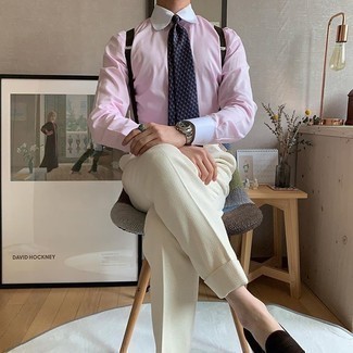 Hosenträger kombinieren – 363 Herren Outfits warm Wetter: Kombinieren Sie ein rosa Businesshemd mit einem Hosenträger für einen entspannten Wochenend-Look. Setzen Sie bei den Schuhen auf die klassische Variante mit dunkelbraunen Wildleder Slippern.