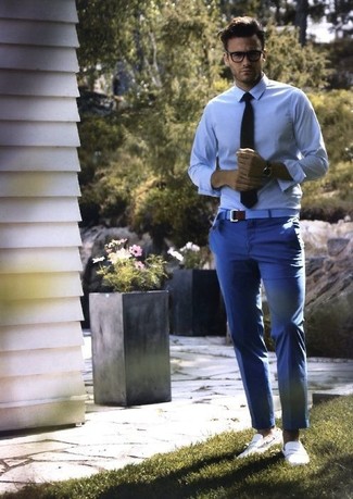 30 Jährige: Welche Slipper mit dunkelblauer Anzughose zu tragen – 450 Herren Outfits: Entscheiden Sie sich für einen klassischen Stil in einem hellblauen Businesshemd und einer dunkelblauen Anzughose. Suchen Sie nach leichtem Schuhwerk? Ergänzen Sie Ihr Outfit mit Slippern für den Tag.