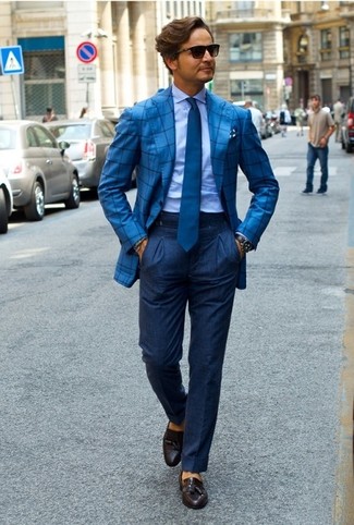 Wie dunkelblaue Anzughose mit dunkelbrauner Leder Slipper zu kombinieren – 156 Herren Outfits: Vereinigen Sie ein hellblaues Businesshemd mit einer dunkelblauen Anzughose für einen stilvollen, eleganten Look. Fühlen Sie sich ideenreich? Entscheiden Sie sich für dunkelbraunen Leder Slipper.