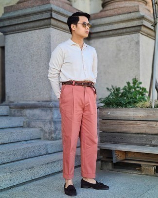 20 Jährige: Rosa Anzughose kombinieren – 3 Sommer Herren Outfits: Kombinieren Sie ein weißes Businesshemd mit einer rosa Anzughose für eine klassischen und verfeinerte Silhouette. Fühlen Sie sich mutig? Wählen Sie schwarzen Wildleder Slipper mit Quasten. Ein super Sommer-Outfit.