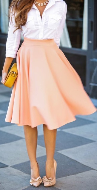 Gelbe Leder Clutch kombinieren – 150 Damen Outfits: Möchten Sie einen lässigen Look erzielen, ist diese Kombi aus einem weißen Businesshemd und einer gelben Leder Clutch ganz besonders gut. Hellbeige Leder Pumps sind eine großartige Wahl, um dieses Outfit zu vervollständigen.
