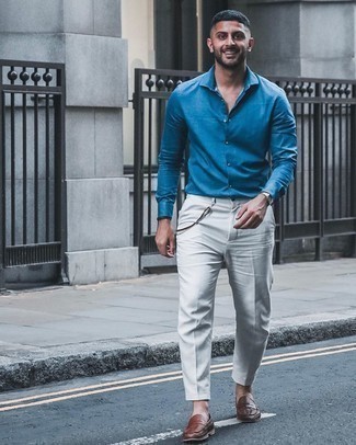 30 Jährige: Braune Leder Slipper kombinieren – 500+ Herren Outfits: Entscheiden Sie sich für ein blaues Businesshemd und eine weiße Anzughose für einen stilvollen, eleganten Look. Machen Sie diese Aufmachung leger mit braunen Leder Slippern.