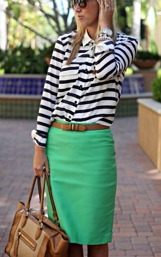 Grünen Bleistiftrock kombinieren – 21 Damen Outfits: Entscheiden Sie sich für ein weißes und dunkelblaues horizontal gestreiftes Chiffon Businesshemd und einen grünen Bleistiftrock, um einen entspannten Look zu schaffen.