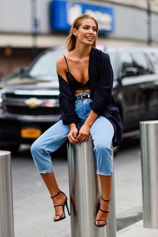 Blaues vertikal gestreiftes Businesshemd kombinieren – 26 Damen Outfits: Entscheiden Sie sich für einen mühelosen Alltags-Look in einem blauen vertikal gestreiften Businesshemd und hellblauen Jeans. Ergänzen Sie Ihr Look mit schwarzen Leder Sandaletten.