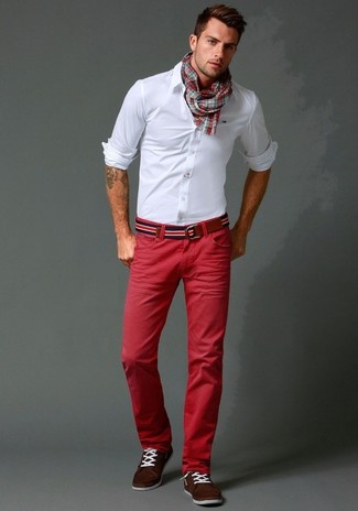 Roten und dunkelblauen Schal kombinieren – 297 Herren Outfits: Ein weißes Businesshemd und ein roter und dunkelblauer Schal sind eine gute Outfit-Formel für Ihre Sammlung. Fühlen Sie sich ideenreich? Komplettieren Sie Ihr Outfit mit dunkelbraunen Wildleder Bootsschuhen.