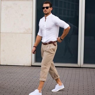 Dunkelbraunes Armband kombinieren – 500+ Herren Outfits: Für ein bequemes Couch-Outfit, tragen Sie ein weißes Businesshemd und ein dunkelbraunes Armband. Fühlen Sie sich mutig? Vervollständigen Sie Ihr Outfit mit weißen Leder niedrigen Sneakers.