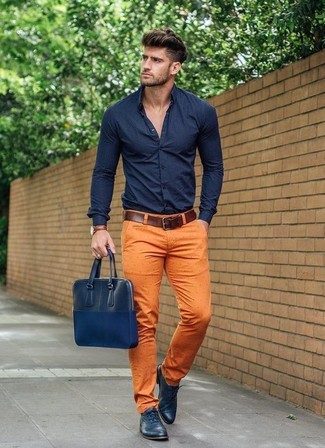 Orange Hose kombinieren – 277 Herren Outfits: Erwägen Sie das Tragen von einem dunkelblauen Businesshemd und einer orange Hose für Drinks nach der Arbeit. Fühlen Sie sich ideenreich? Wählen Sie dunkelblauen Leder Oxford Schuhe.