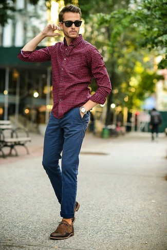 Rotes und dunkelblaues Hemd kombinieren – 110 Smart-Casual Sommer Herren Outfits: Kombinieren Sie ein rotes und dunkelblaues Hemd mit einer dunkelblauen Chinohose, um einen eleganten, aber nicht zu festlichen Look zu kreieren. Entscheiden Sie sich für dunkelbraunen Leder Oxford Schuhe, um Ihr Modebewusstsein zu zeigen. Ein super Sommer-Outfit.