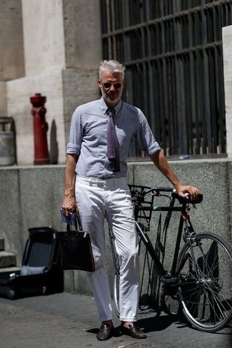 Violette Krawatte kombinieren – 51 Smart-Casual Herren Outfits warm Wetter: Kombinieren Sie ein hellblaues Businesshemd mit einer violetten Krawatte, um vor Klasse und Perfektion zu strotzen. Wenn Sie nicht durch und durch formal auftreten möchten, ergänzen Sie Ihr Outfit mit dunkelbraunen Leder Slippern.
