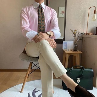 Rosa Businesshemd kombinieren – 117 Smart-Casual Herren Outfits: Erwägen Sie das Tragen von einem rosa Businesshemd und einer hellbeige Chinohose für Drinks nach der Arbeit. Putzen Sie Ihr Outfit mit dunkelbraunen Wildleder Slippern.