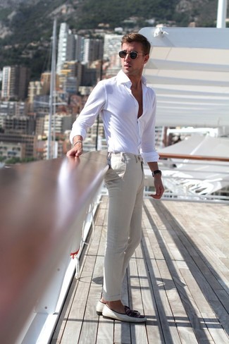 Hellbeige Slipper kombinieren – 668+ Herren Outfits: Vereinigen Sie ein weißes Businesshemd mit einer hellbeige Chinohose, um einen modischen Freizeitlook zu kreieren. Schalten Sie Ihren Kleidungsbestienmodus an und machen hellbeige Slipper zu Ihrer Schuhwerkwahl.