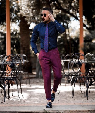 Violette Chinohose kombinieren – 81 Herren Outfits: Entscheiden Sie sich für ein dunkelblaues Businesshemd und eine violette Chinohose, um einen modischen Freizeitlook zu kreieren. Schwarze Leder Slipper mit Quasten sind eine einfache Möglichkeit, Ihren Look aufzuwerten.