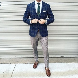 Dunkelgrüne gepunktete Krawatte kombinieren – 13 Smart-Casual Herren Outfits warm Wetter: Entscheiden Sie sich für ein weißes Businesshemd und eine dunkelgrüne gepunktete Krawatte, um vor Klasse und Perfektion zu strotzen. Ergänzen Sie Ihr Look mit braunen Leder Slippern mit Quasten.