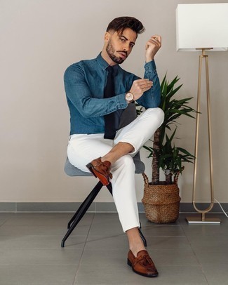 Wie Businesshemd mit Slipper mit Quasten zu kombinieren – 500+ Smart-Casual Herren Outfits warm Wetter: Entscheiden Sie sich für ein Businesshemd und eine weiße Chinohose, um einen modischen Freizeitlook zu kreieren. Machen Sie Ihr Outfit mit Slippern mit Quasten eleganter.