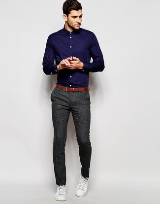 30 Jährige: Rotbraunen Ledergürtel kombinieren – 500+ Herren Outfits: Kombinieren Sie ein dunkelblaues Businesshemd mit einem rotbraunen Ledergürtel für einen entspannten Wochenend-Look. Vervollständigen Sie Ihr Outfit mit weißen niedrigen Sneakers, um Ihr Modebewusstsein zu zeigen.