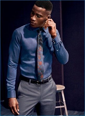 Dunkelblaue Krawatte mit Blumenmuster kombinieren – 88 Herren Outfits: Paaren Sie ein dunkelblaues Businesshemd mit einer dunkelblauen Krawatte mit Blumenmuster, um vor Klasse und Perfektion zu strotzen.