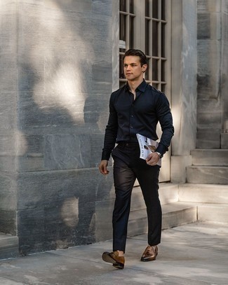 Welche Anzughosen mit brauner Slipper mit Quasten zu tragen – 500+ Herren Outfits warm Wetter: Kombinieren Sie ein dunkelblaues Businesshemd mit einer Anzughose für einen stilvollen, eleganten Look. Wenn Sie nicht durch und durch formal auftreten möchten, wählen Sie braunen Slipper mit Quasten.
