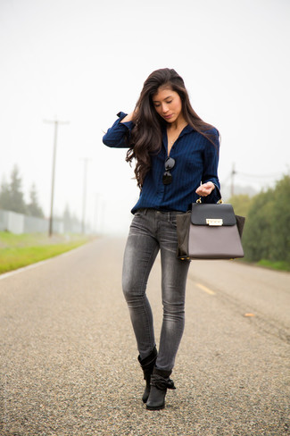Dunkelblaues Businesshemd kombinieren – 181 Damen Outfits: Erwägen Sie das Tragen von einem dunkelblauen Businesshemd und grauen engen Jeans für einen wunderbaren Casual-Look. Dieses Outfit passt hervorragend zusammen mit schwarzen Leder Stiefeletten.