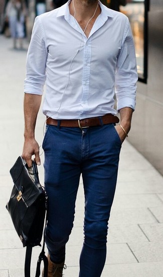 Wie Businesshemd mit Freizeitstiefel zu kombinieren – 317 Herren Outfits: Entscheiden Sie sich für ein Businesshemd und dunkelblauen enge Jeans für ein bequemes Outfit, das außerdem gut zusammen passt. Fühlen Sie sich mutig? Entscheiden Sie sich für eine Freizeitstiefel.