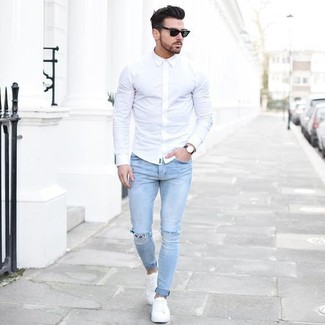 30 Jährige: Hellblaue enge Jeans kombinieren – 74 Sommer Herren Outfits: Kombinieren Sie ein weißes Businesshemd mit hellblauen engen Jeans, um mühelos alles zu meistern, was auch immer der Tag bringen mag. Weiße Leinenschuhe sind eine kluge Wahl, um dieses Outfit zu vervollständigen. Ein stylischer Look für den Sommer.