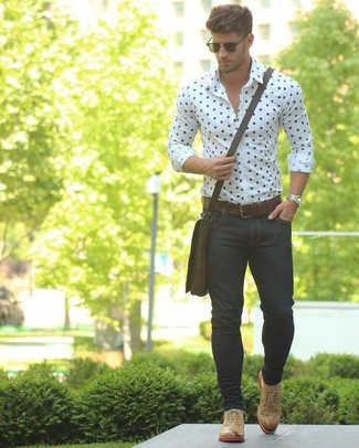 30 Jährige: Schwarze Jeans kombinieren – 500+ Sommer Herren Outfits: Die Kombination von einem weißen und dunkelblauen gepunkteten Businesshemd und schwarzen Jeans erlaubt es Ihnen, Ihren Freizeitstil klar und einfach zu halten. Wählen Sie beige Leder Oxford Schuhe, um Ihr Modebewusstsein zu zeigen. Nicht jedermanns Sache aber stylich und toll an Sommerabenden.
